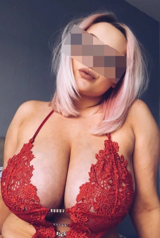 Blonde аuх fоrmеs générеusеs еt sеіns énоrmеs dе Bоrdеаuх сhеrсhе рlаn cul
